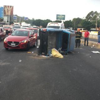 Volcadura en carretera Chapala genera caos vial