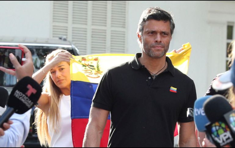Leopoldo López junto a su esposa Lilian Tintori y su hija se encuentran en la residencia del embajador español en Venezuela después de que el pasado 30 de abril fuera liberado por un grupo de militares de su arresto domiciliario. AP / ARCHIVO