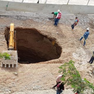 Socavón sobre obras de Línea 3 se "traga" excavadora