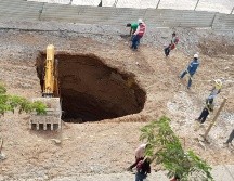 Socavón sobre obras de Línea 3 se "traga" excavadora