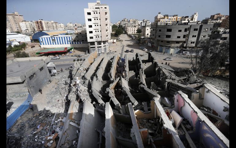 Así luce un edificio en la ciudad de Gaza que ayer recibió el impacto de bombardeos aéreos de parte de Israel. AFP/M. Hams