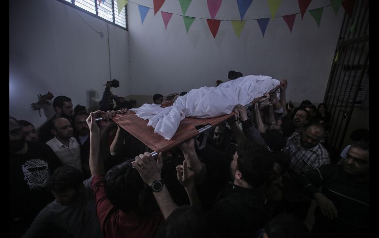 Personas lloran durante el funeral de la niña de cuatro meses que murió el domingo en Beit Lahiya por un ataque aéreo israelí, este lunes en la ciudad de Gaza. EFE/ H. Imad