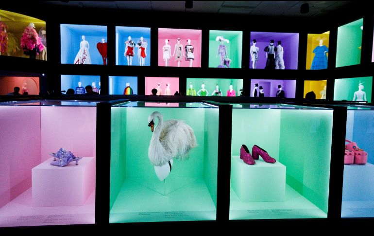 Varios diseños y objetos son expuestos en el Museo Metropolitano de Nueva York durante la 