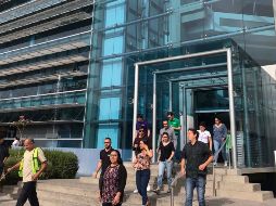 El simulacro comenzó a las 10:00 horas con la activación de alertas sísmicas, tras lo que las personas que se encontraba dentro de edificios públicos y privados comenzaron a salir. TWITTER/ @EnriqueIbarraP