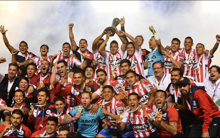 Luego de derrotar a Dorados, los futbolistas del Atlético de San Luis realizaron el tradicional desfile de campeón en el centro de la ciudad potosina. MEXSPORT / ARCHIVO