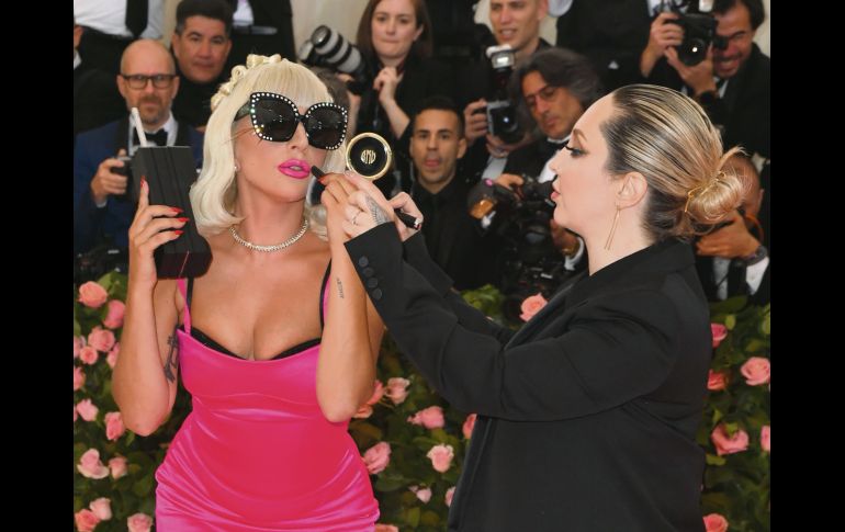 Lady Gaga. lució tres modelos que fue modificando durante su paso. En la imagen, el segundo de sus “looks”. AFP