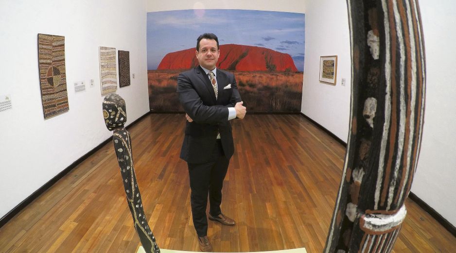 El curador muestra la exposición “Tiempo de soñar: Arte aborigen contemporáneo de Australia”. EL INFORMADOR / A. Camacho