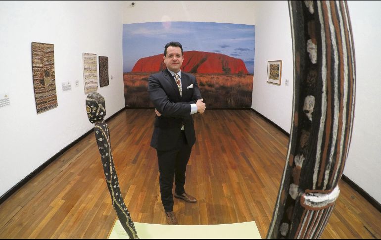El curador muestra la exposición “Tiempo de soñar: Arte aborigen contemporáneo de Australia”. EL INFORMADOR / A. Camacho