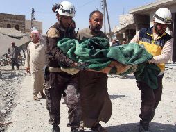 Integrantes del grupo Cascos Blancos traslada a una víctima de un ataque en un mercado en la población de Ras el-Ain, en la provincia siria de Idlib. AP/Defensa Civil Siria Cascos Blancos