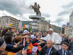 Francisco saluda desde el papamóvil a fieles en Skopie. AFP/Gobierno de Macedonia del Norte