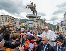 Francisco saluda desde el papamóvil a fieles en Skopie. AFP/Gobierno de Macedonia del Norte