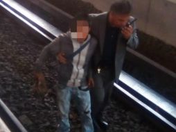Personal del Metro sacó de las vías al detenido, quien no presentó lesiones; fue puesto a disposición de las autoridades correspondientes. TWITTER /