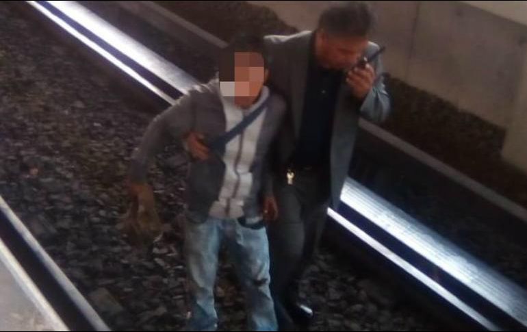Personal del Metro sacó de las vías al detenido, quien no presentó lesiones; fue puesto a disposición de las autoridades correspondientes. TWITTER /