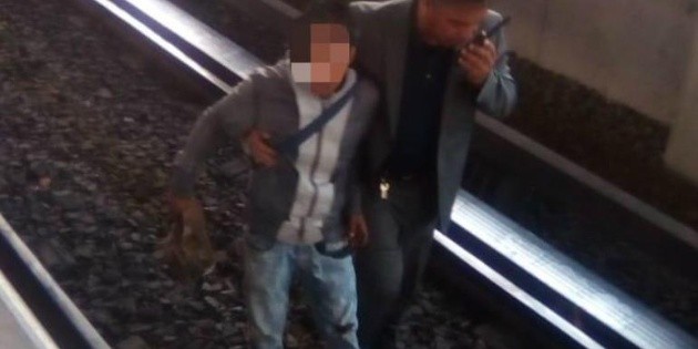 Intenta robar celular y cae a vías del Metro en CDMX | El Informador