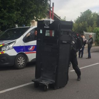 Hombre armado se atrinchera y toma rehenes en Francia