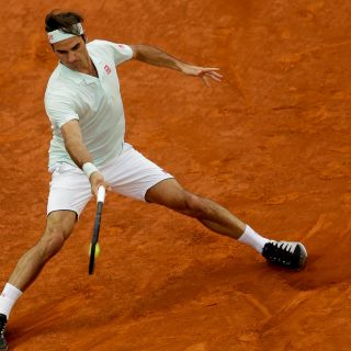 Federer se estrena con victoria en su vuelta a la tierra batida