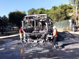 Los rescatistas encontraron que se quemaba la unidad 1716, tras lo que se procedió a controlar el siniestro. No hubo personas lesionadas, sin embargo, el fuego consumió se extendió por todo el vehículo. ESPECIAL/