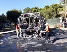 Los rescatistas encontraron que se quemaba la unidad 1716, tras lo que se procedió a controlar el siniestro. No hubo personas lesionadas, sin embargo, el fuego consumió se extendió por todo el vehículo. ESPECIAL/