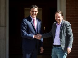 El presidente del Gobierno en funciones, Pedro Sánchez (i), recibe al líder de Podemos, Pablo Iglesias, en el Palacio de la Moncloa. EFE/L. Piergiovanni