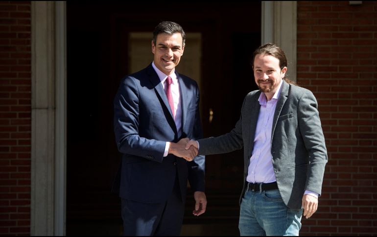 El presidente del Gobierno en funciones, Pedro Sánchez (i), recibe al líder de Podemos, Pablo Iglesias, en el Palacio de la Moncloa. EFE/L. Piergiovanni