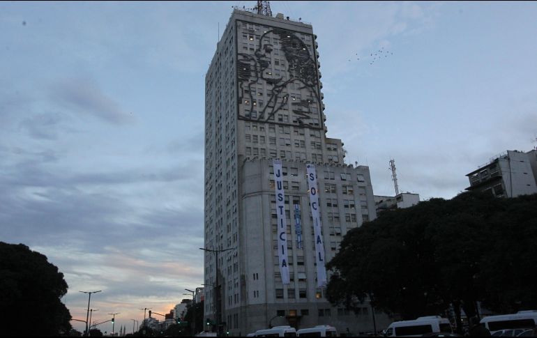 La economía argentina sigue sumida en un bache y el FMI pronostica que después de la contracción de 2018 este año la recesión sea de 1.2 %. EFE/T. Gil