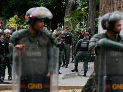 Elementos de las fuerzas armadas resguardan el edificio parlamentario tras los señalamientos. AP/F. Llano