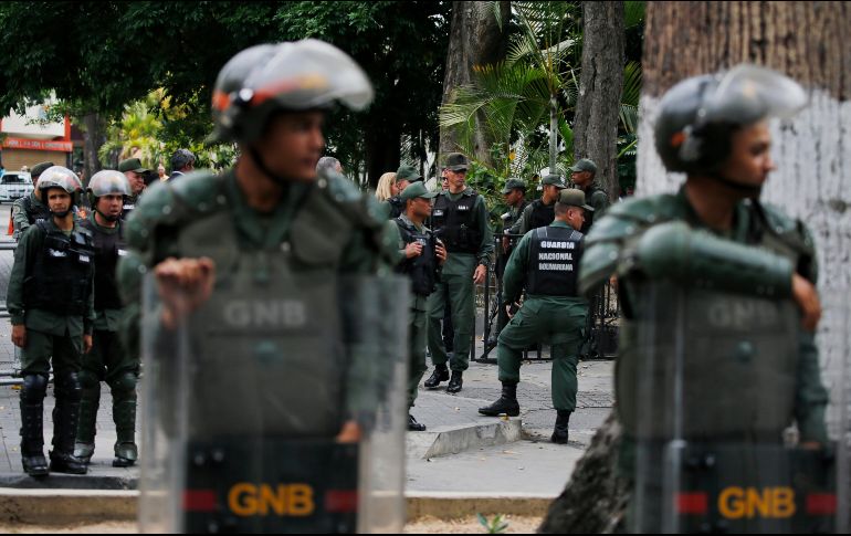 Elementos de las fuerzas armadas resguardan el edificio parlamentario tras los señalamientos. AP/F. Llano