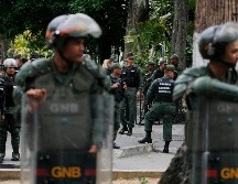Elementos de las fuerzas armadas resguardan el edificio parlamentario tras los señalamientos. AP/F. Llano
