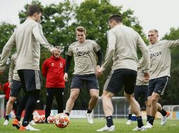 Matthijs de Ligt (centro)  comandará al equipo holandés frente al Tottenham. EFE