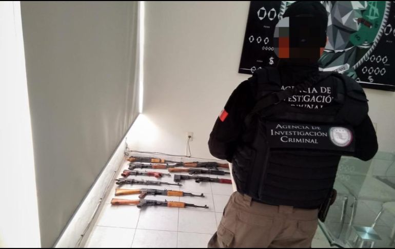 Entre el arsenal había 48 armas largas y 17 granadas. TWITTER/@FGRMexico