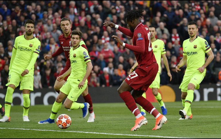 La imagen que le dio la vuelta al mundo fue tiro de esquina de rutina. EFE