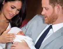 El príncipe Enrique y Meghan Markle presentaron al bebé de dos días de nacido por primera vez ante los medios en el Castillo de Windsor. EFE / D. Lipinski