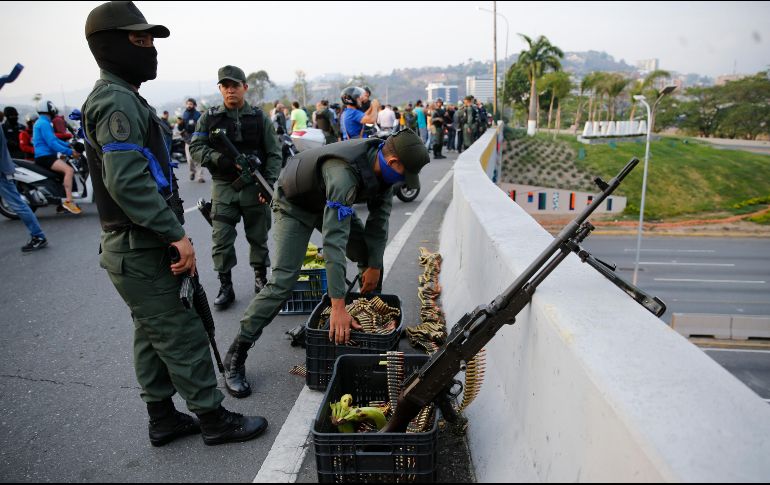 Militares respondieron al llamado del líder opositor Juan Guaidó a un alzamiento y se enfrentaron con fuerzas leales a Nicolás Maduro el 30 de abril. AP/ARCHIVO