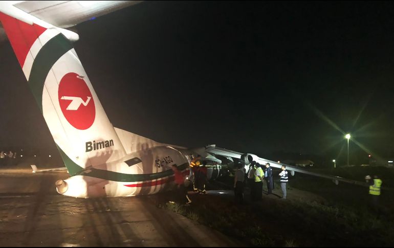 El Bombardier Dash 8 Q400, que llegaba a Rangún procedente de Bangladesh, perdió sus alas y se seccionó en tres partes. AFP /