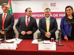 Juan Carlos Jiménez, director de la Asociación de Banqueros de México; José López, presidente de Concanaco-Servytur; Ernesto Acevedo, subsecretario de Economía; y Margarita Ríos-Farjat, titular del SAT, hablan durante una conferencia de prensa. NTX/J. Espinosa