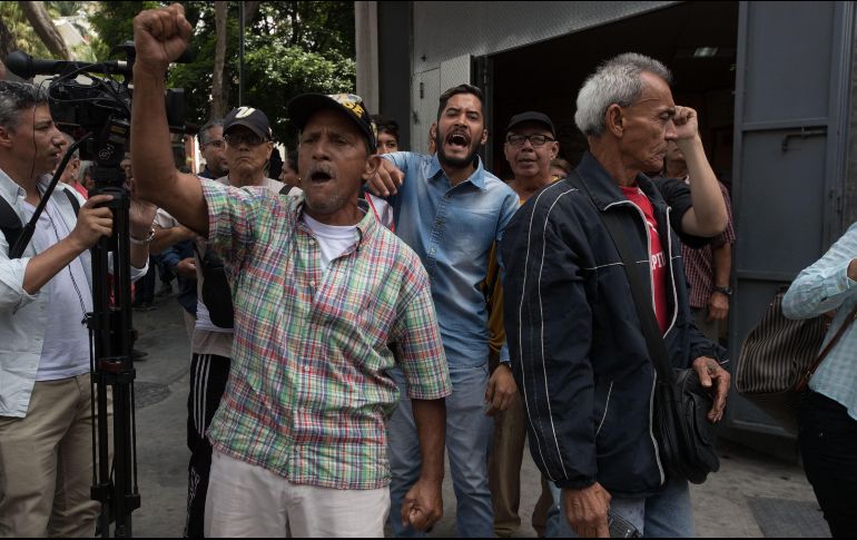 Chavistas gritan arengas a los diputados que ingresan al edificio de la Asamblea Nacional en Caracas. EFE/R. Peña