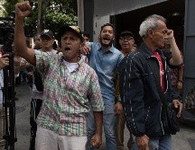 Chavistas gritan arengas a los diputados que ingresan al edificio de la Asamblea Nacional en Caracas. EFE/R. Peña