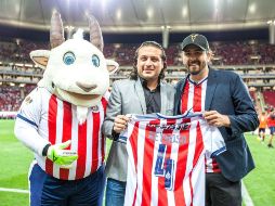 Amaury (D), junto a José Luis Higuera, toman las decisiones en Chivas en ausencia de Jorge Vergara. TWITTER/@Amauryvz