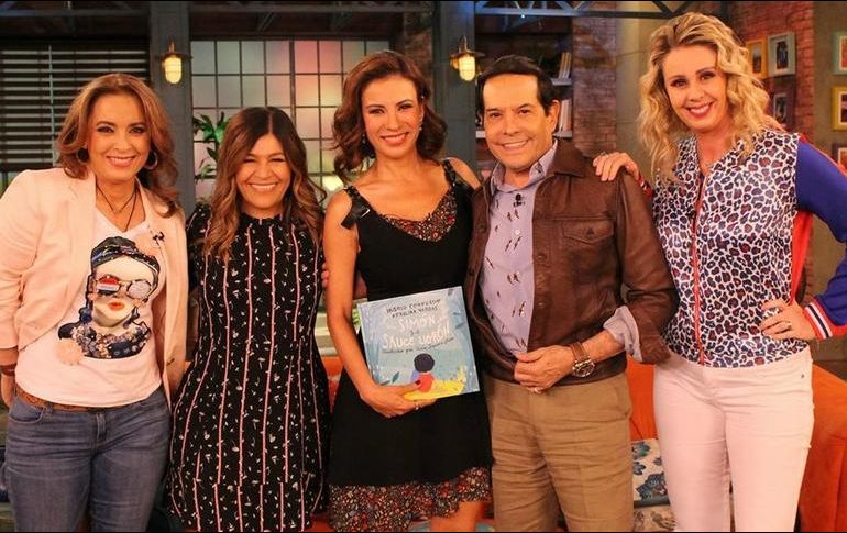 Ingrid compartió una fotografía en la que posa con el elenco de 