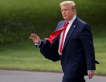 El presidente estadounidense Donald Trump saluda mientras camina hacia el Marine One este miércoles en la Casa Blanca. EFE/S. Thew