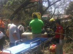 El conductor quedó atrapado dentro del auto. ESPECIAL / Bomberos de Guadalajara
