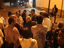 Personas se agrupan mientras el Servicio Bolivariano de Inteligencia Nacional realiza un operativo para arrestar al primer vicepresidente del Parlamento, Édgar Zambrano. EFE/M. Gutiérrez