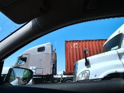 Camiones esperan su turno para pasar a EU. La reunión para aliviar la lentitud de los cruces tendrá lugar el 22 y el 23 de mayo en la Ciudad de México. AFP/F. Brown