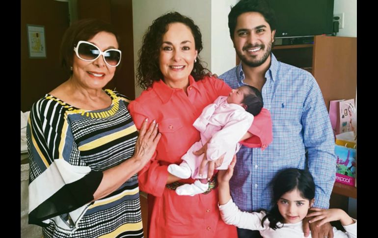 Irene Dueñas con su hija Karina, su nieto Andrés y dos bisnietas.