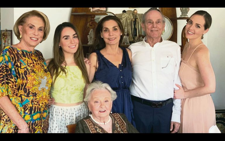 La sobreviviente del Holocausto Martha Reisel de Lanczyner, aquí con sus hijos, nietas y bisnietas.