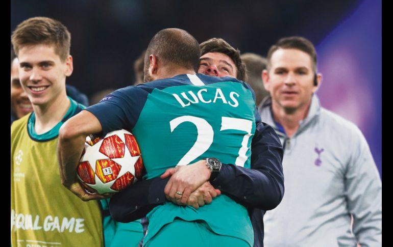 Lucas Moura y Mauricio Pochettino celebraron intensamente el pase a la Final. AFP / A. Dennis