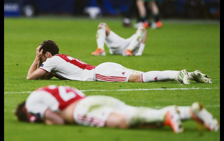 Tras el tercer gol de Moura, los jugadores del Ajax se desvanecieron por la eliminación. EFE / O. Kraak