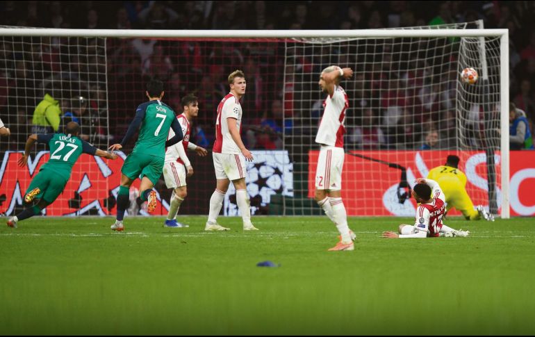La pelota juguetea dentro del arco del Ajax, mientras los holandeses no pueden creer que Moura marcó por tercera vez y los eliminó. AP