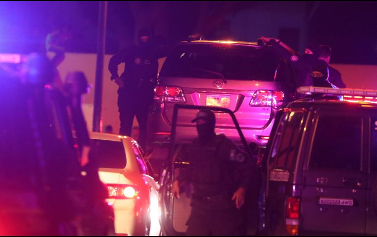 El Servicio Bolivariano de Inteligencia Nacional durante el operativo de ayer en Caracas para arrestar a Zambrano (dentro de la camioneta). EFE/ARCHIVO