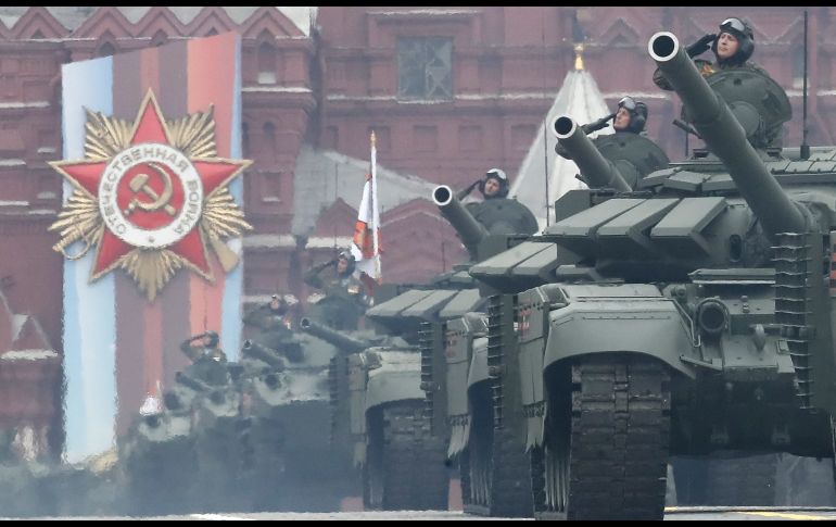 Varios tanques T-72 B3 participan en el desfile militar.